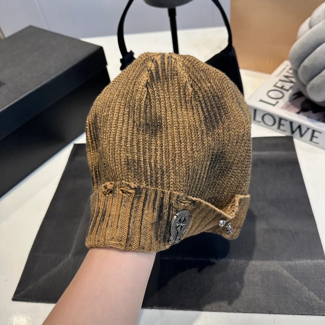 P60 Crow Heart Autumn and Winter Wool Knitted Beanie This must be the favorite of minimalism. It is clean, neat, fashionable and versatile, and will definitely not be picky about your face shape! A fashionable classic that lasts forever! Fashionable black and white can be purchased together